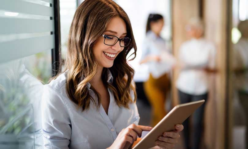 Alumna de posgrados online de UNITEC tomando clases desde su tablet