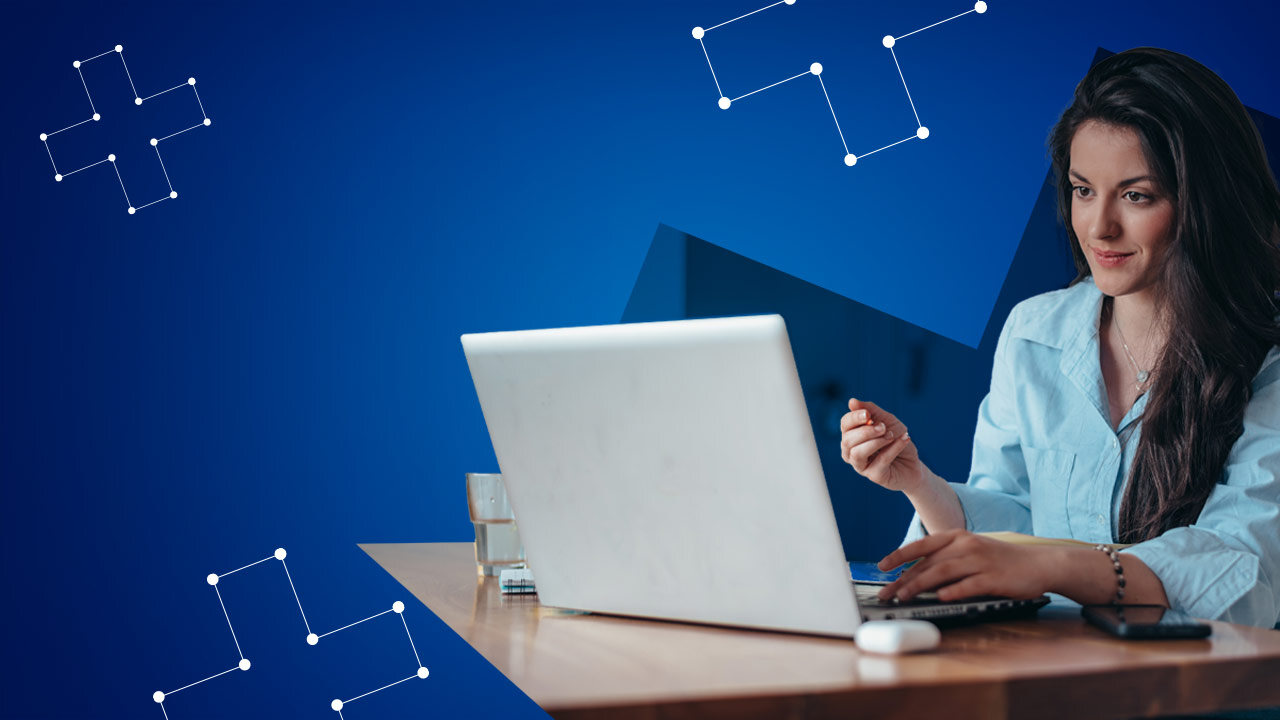 Estudiante de una carrera online tomando clases desde su casa