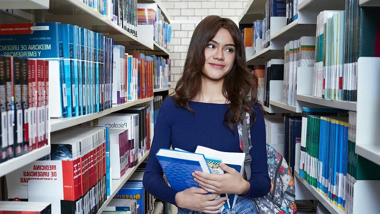 Estudiante de la escuela preparatoria UNITEC en la biblioteca