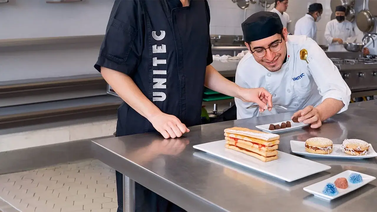 Alumnos de la licenciatura en gastronomía UNITEC, preparando postres y alistándolos para emplata