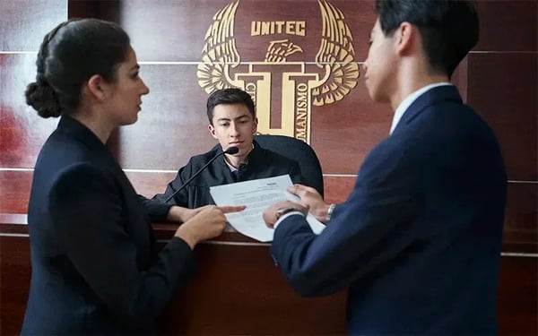 Sala de Juicios Orales UNITEC: alumnos en simulación de audiencia