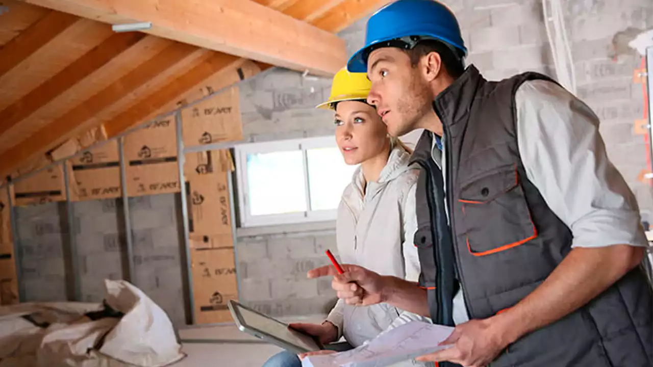 Practicantes de la escuela de arquitectura haciendo inspección en una construcción