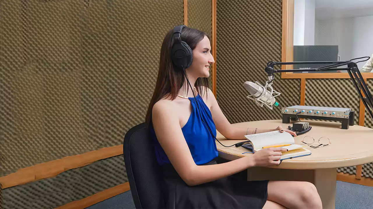 Alumna de la licenciatura en comunicación participa en práctica dentro de cabina de radio