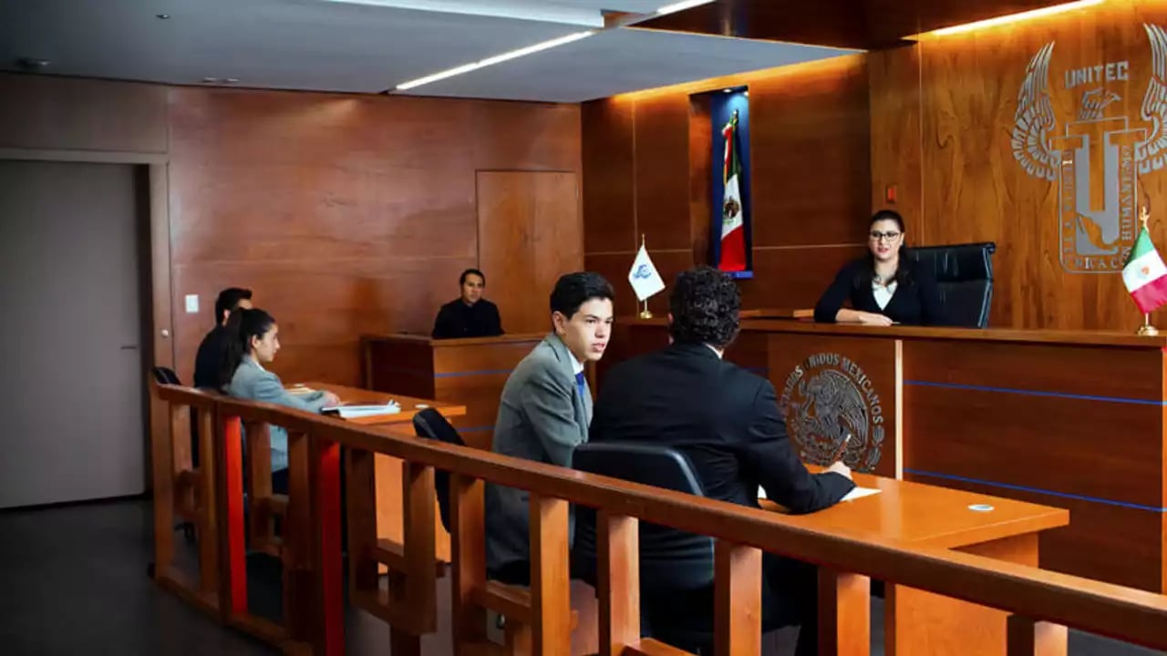 Grupo de estudiantes de la Licenciatura en Derecho de UNITEC discutiendo un caso en prácticas