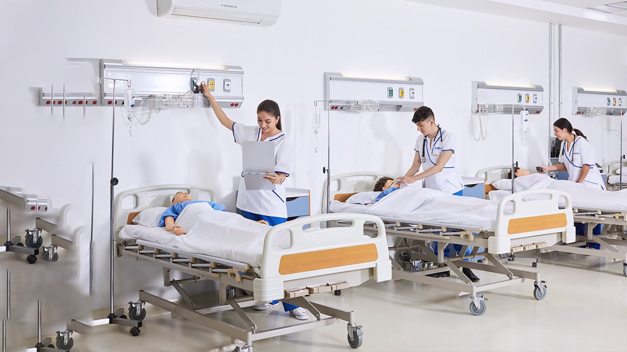 Estudiantes de enfermería en prácticas de laboratorio