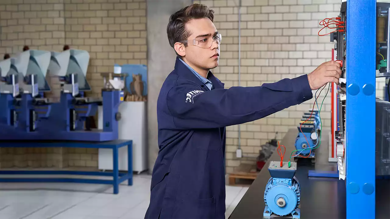 Joven en clase de Ingeniería dentro de las instalaciones de UNITEC&nbsp;