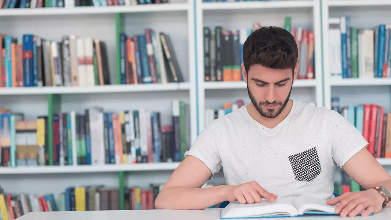 Estudiante de la Licenciatura en Lenguas Extranjeras de UNITEC en clase de idiomas
