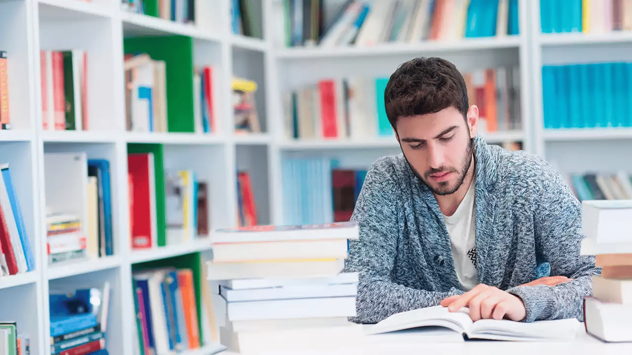 Estudiante de UNITEC colaborando en proyectos en la Licenciatura en Lenguas Extranjeras