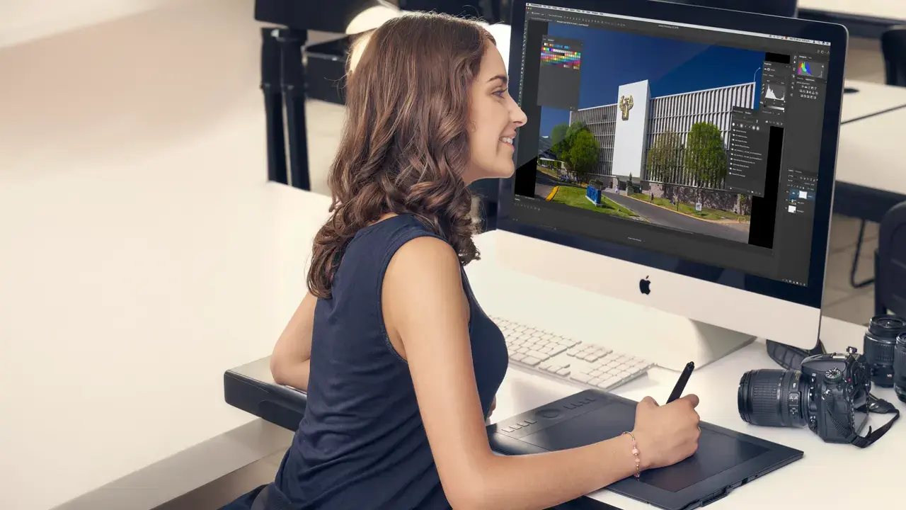 Estudiante de la licenciatura en mercadotecnia edita una imagen institucional en clase con una tableta digital.