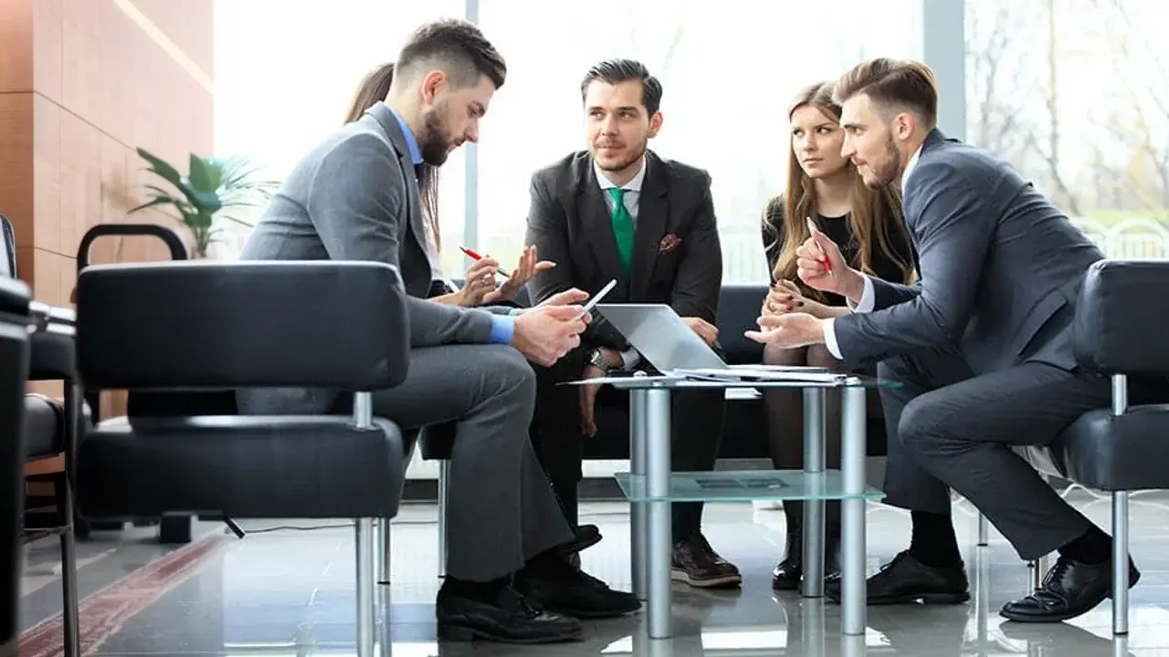 Grupo de profesionales de la lic en negocios internacionales en junta laboral.