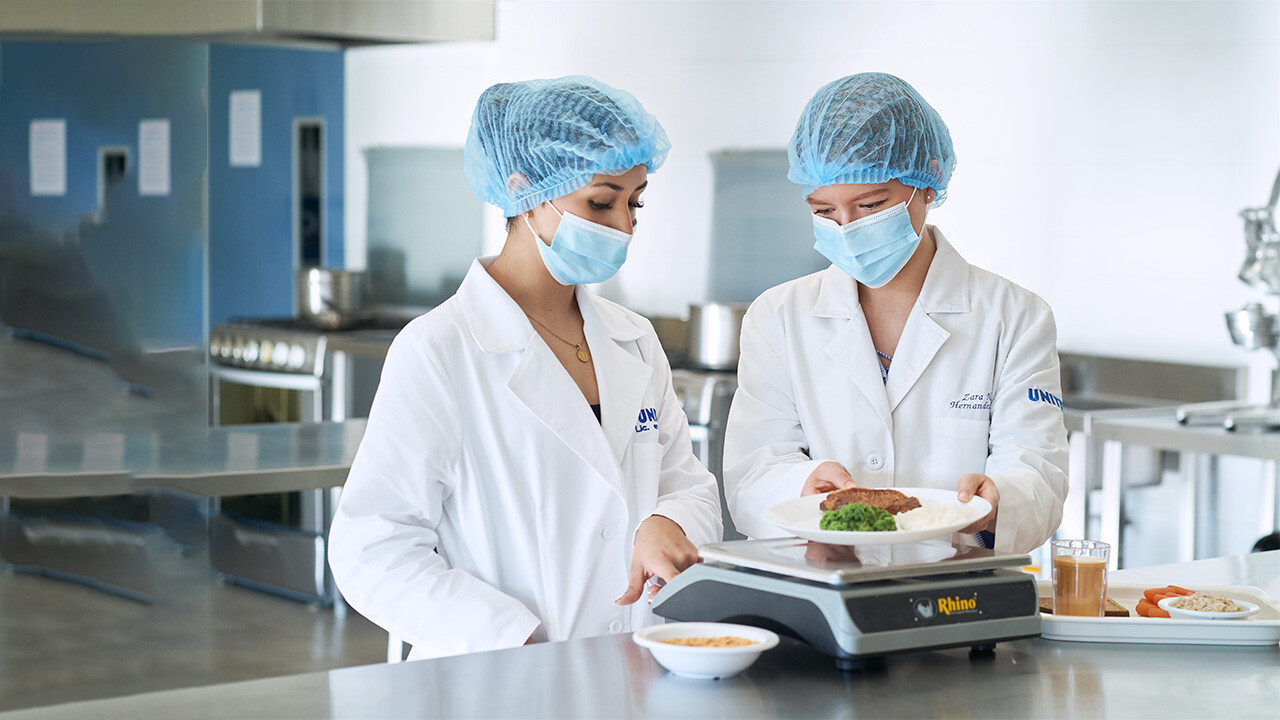 Estudiantes de la lic en nutrición revisando porciones de comida