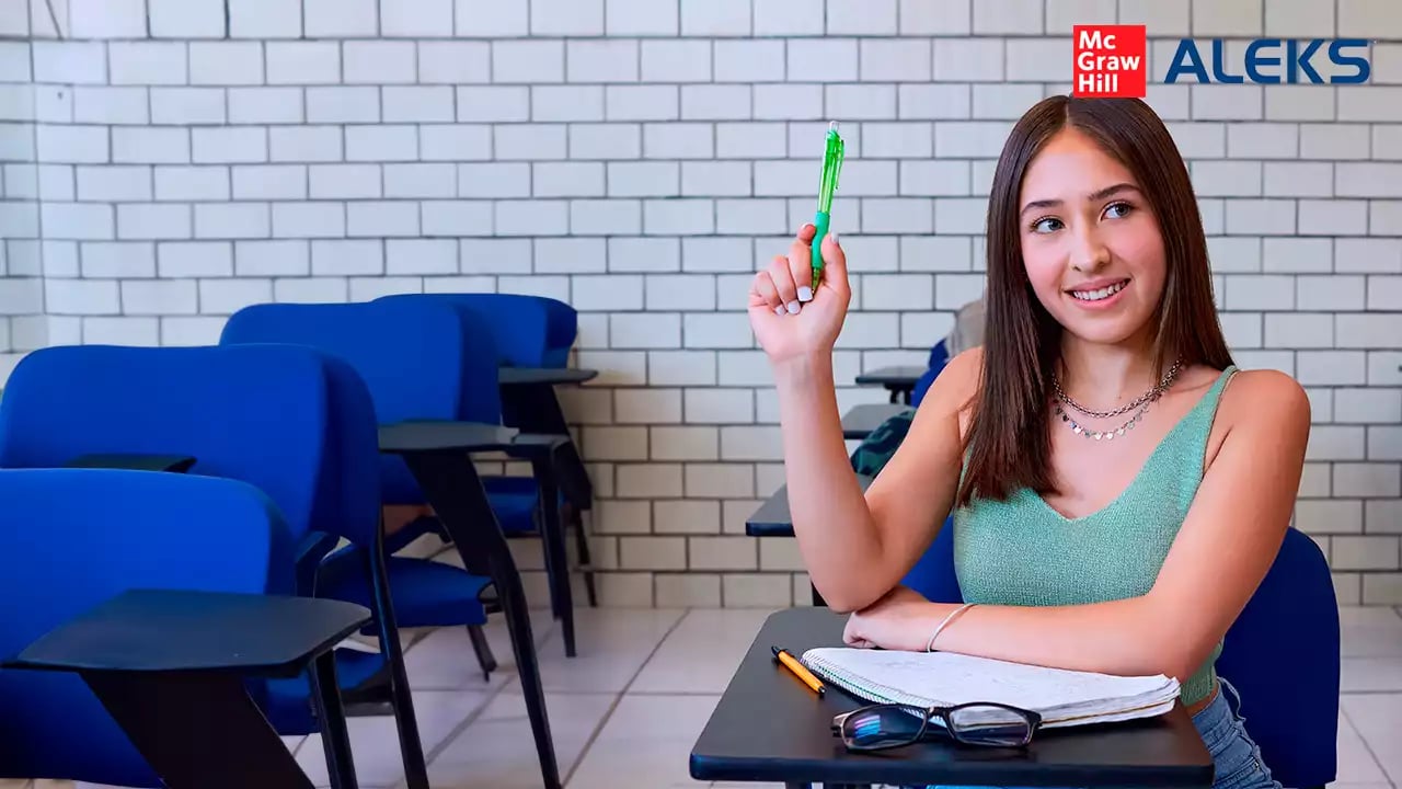 Alumna de preparatoria UNITEC en clases
