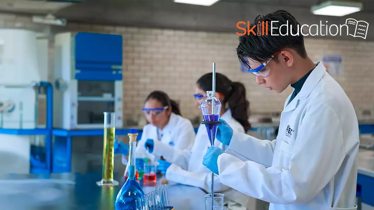 Alumnos de bachillerato UNITEC en clases de laboratorio