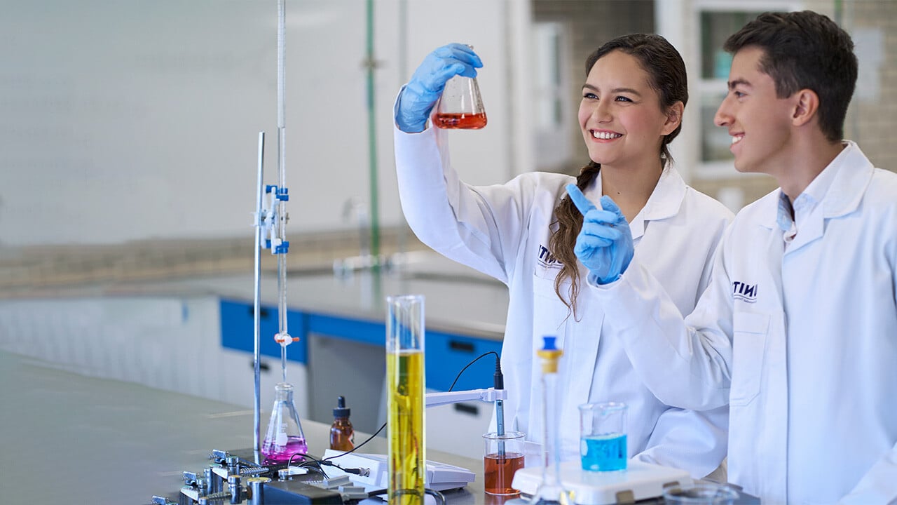 Estudiantes de QFB en unitec en prácticas de laboratorio