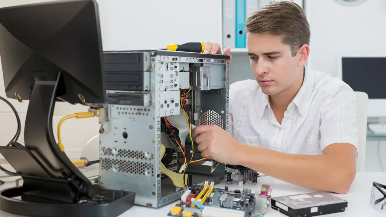 Alumno de la carrera de ingeniería en sistemas computacionales desarmando computadora.