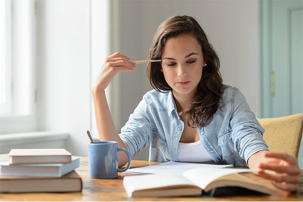 Alumna de UNITEC preparándose para un examen