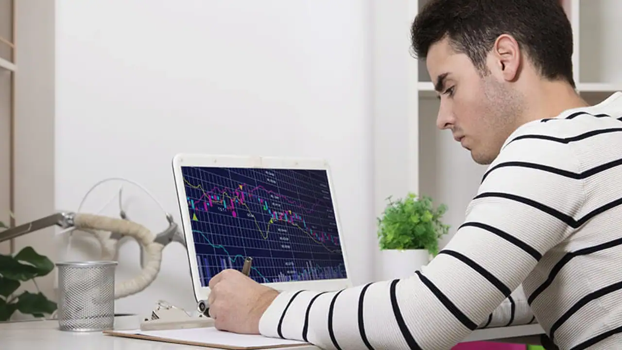 Estudiante de la lic en finanzas revisa estadísticas en su laptop.