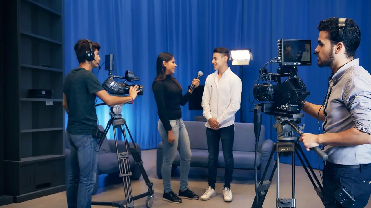 Alumnos de la licenciatura en publicidad realizando una práctica en el salón de TV,