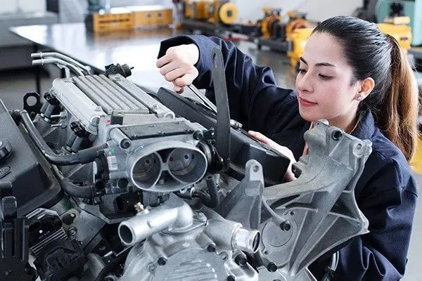 Alumna de Ingeniería dentro de las instalaciones