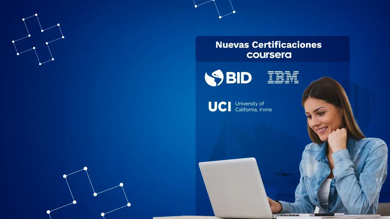 Alumna de modalidad ejecutiva revisando sus materias