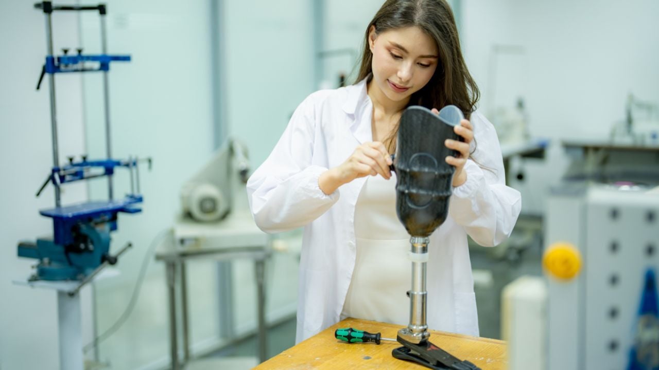 ingeniería-biomédica-joven-con-prótesis