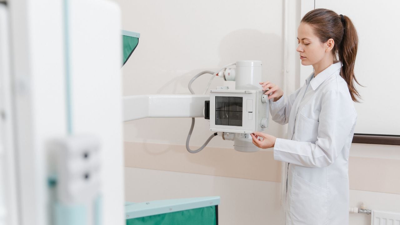 ingeniería-biomédica-joven-tomando-un-monitor-en-laboratorio-de-salud