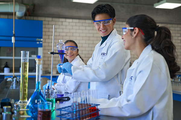 Laboratorios de Procesos Químicos UNITEC: alumnos con material de vidrio