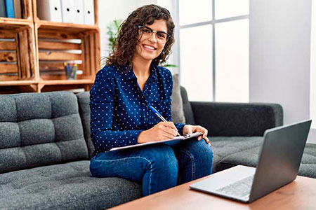 Alumna de UNITEC tomando clases desde su casa