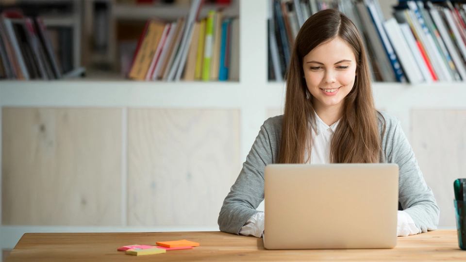 Alumna de Prepa en línea tomando clases desde casa