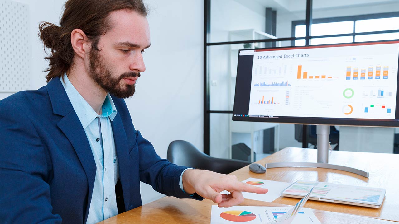 Hombre actuario revisando información