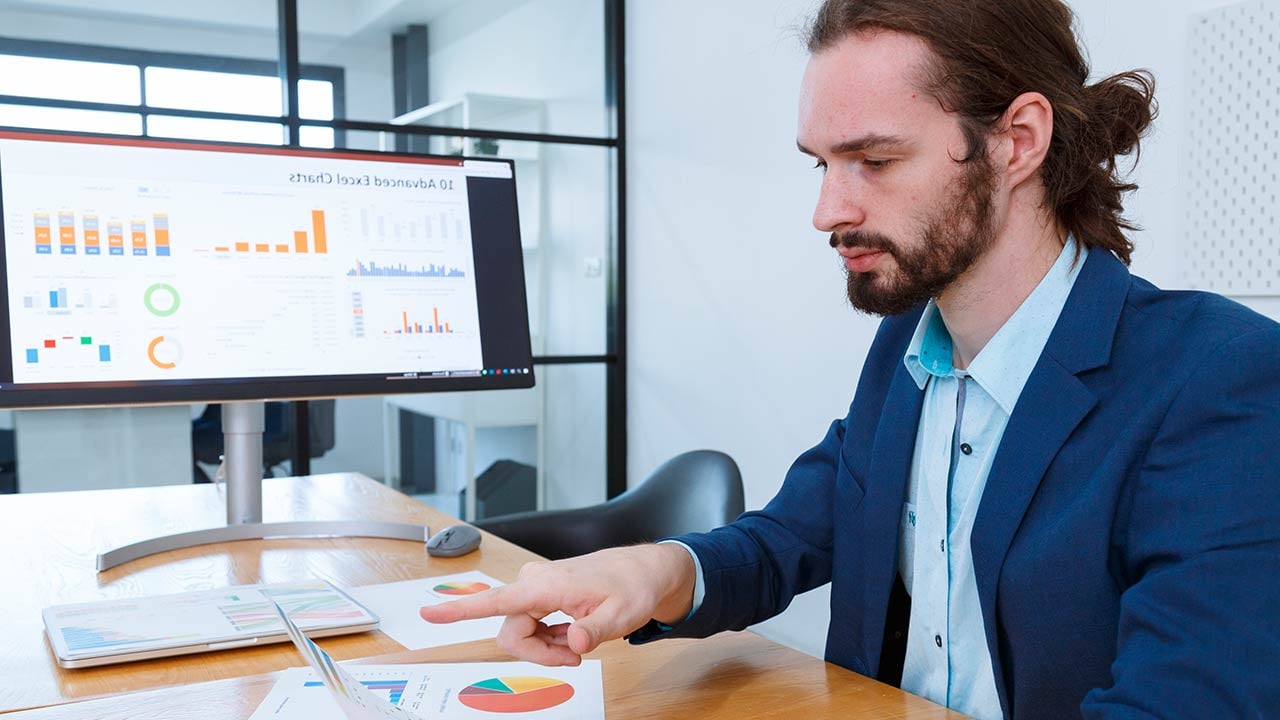 Hombre actuario revisando información