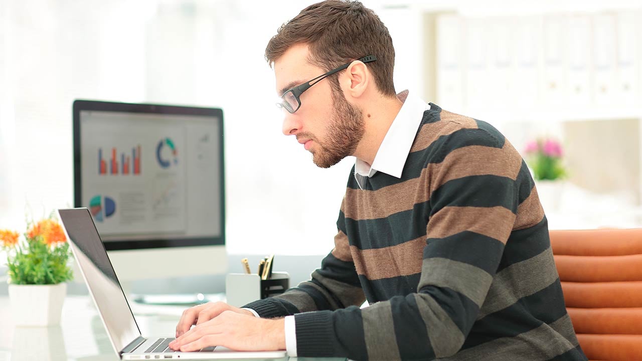 Licenciado en actuaría revisando estadísticas en computadora