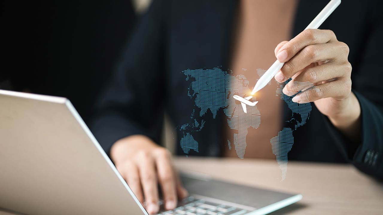 Licenciada en Turismo realizando planes de agencia de viajes