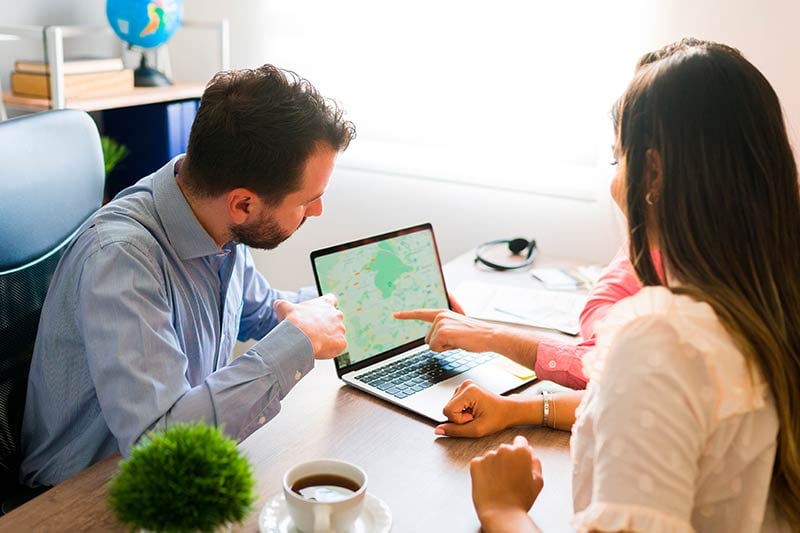 Estudiantes de la Licenciatura en Turismo revisando información en computadora