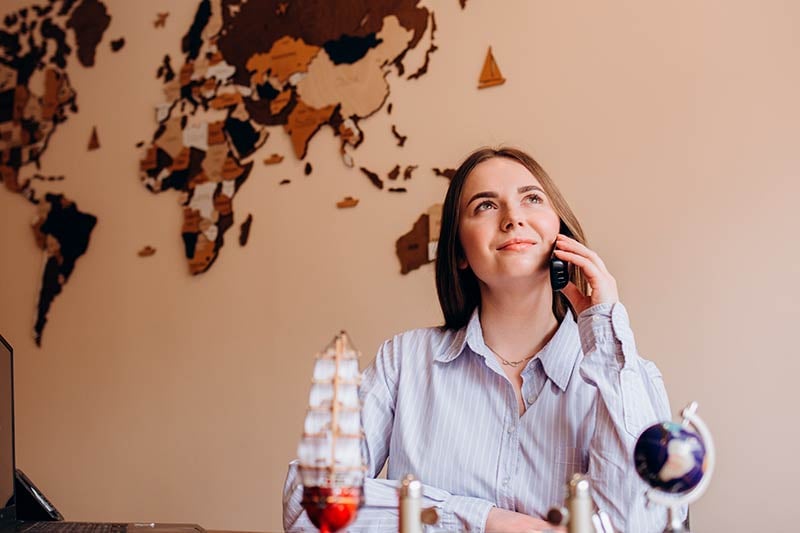 Mujer licenciada en turismo administrando recursos turísticos