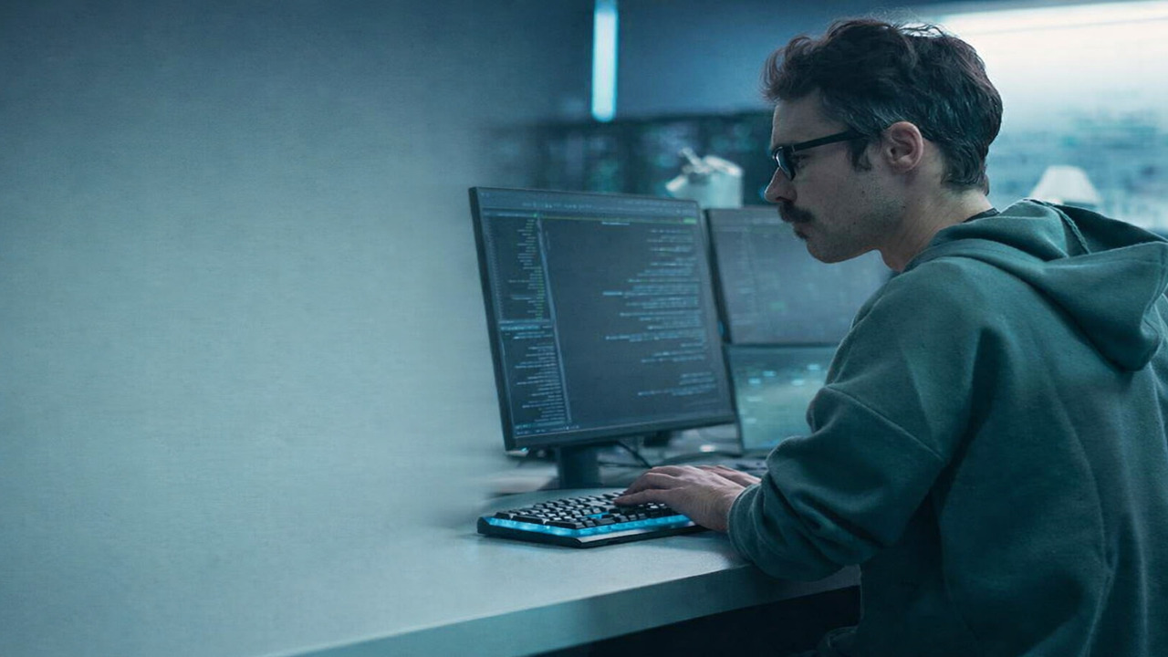 Alumno de la Ingeniería en Ciberseguridad tomando clases online.