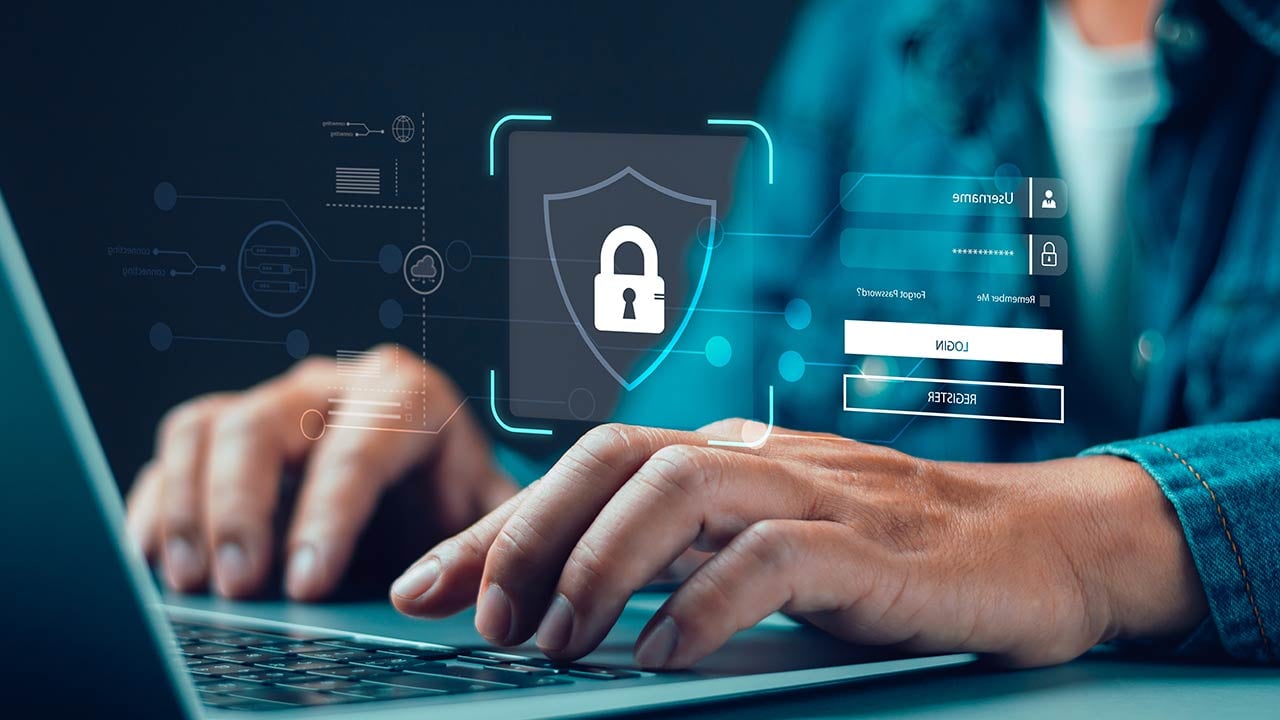 Alumno de Ciberseguridad tomando clase.