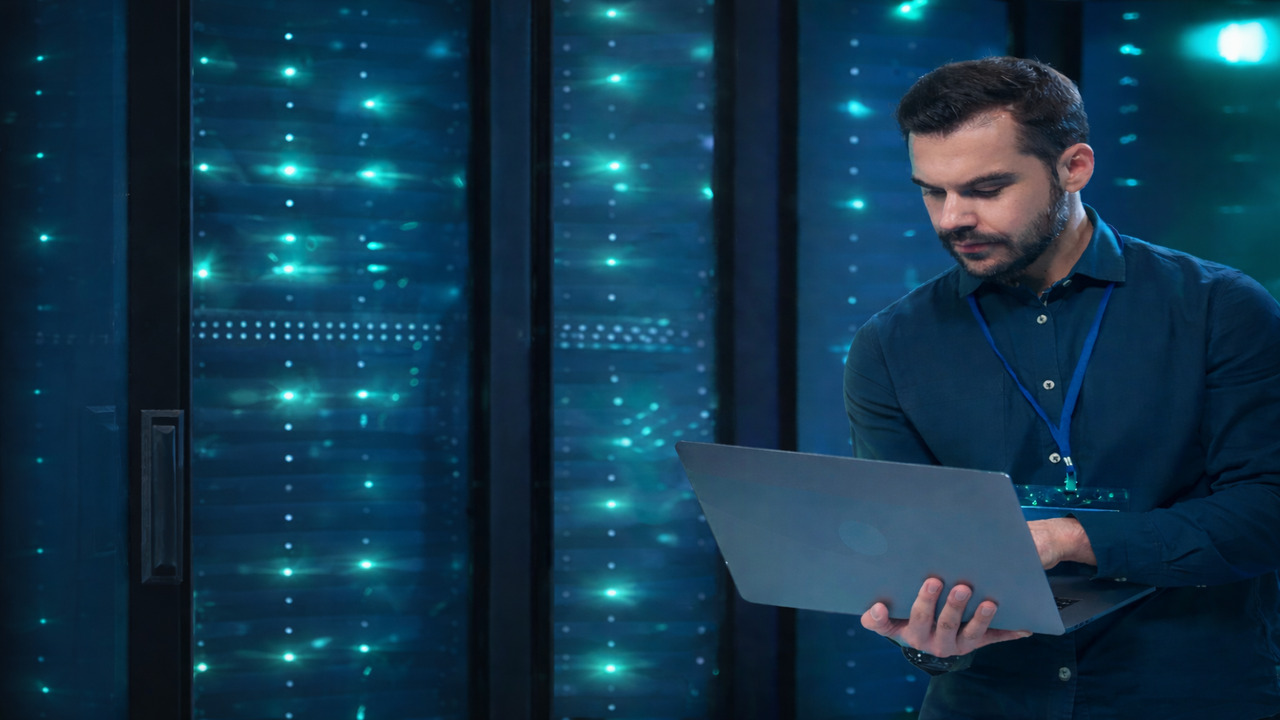 Egresado de la Ing. en Ciberseguridad frente a su laptop.