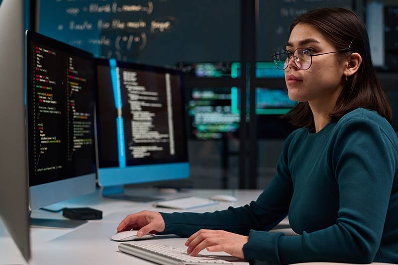 Alumna de la Ingeniería en Ciberseguridad Online frente a su computadora.