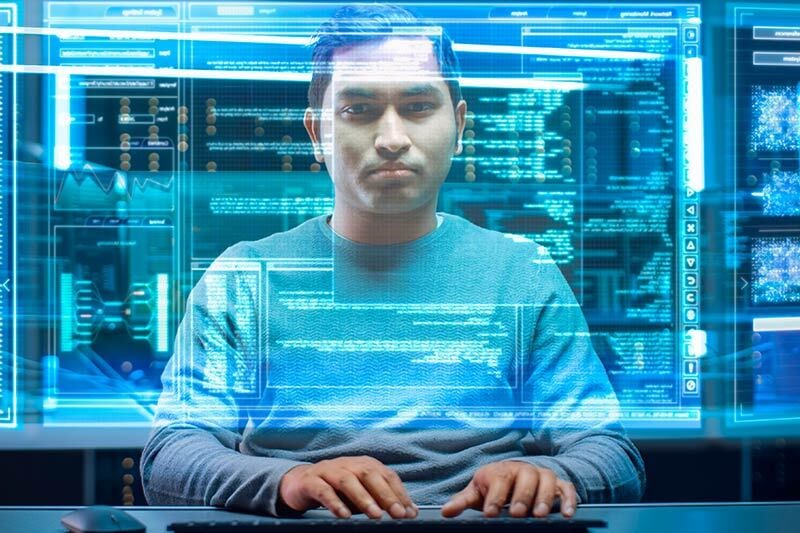 Alumno de la Licenciatura en Ciberseguridad tomando clases frente a su computadora.