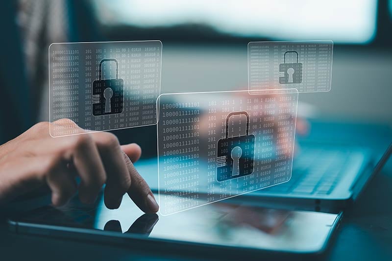 Egresado de la Ing. en Ciberseguridad En Línea tomando notas en su trabajo.