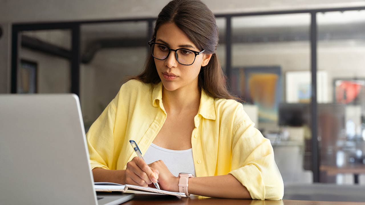 Mujer físico matemática en oficina trabajando