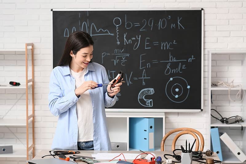 Estudiante de física aplicada dando clases