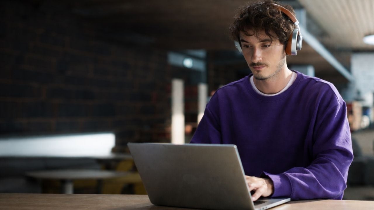 Estudiante de física aplicada con laptop
