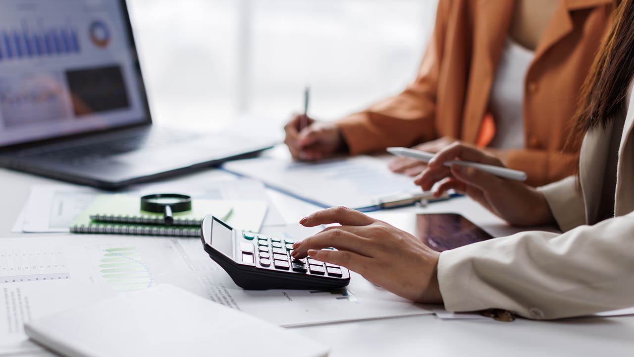 Alumnos de la licenciatura en finanzas observando datos.