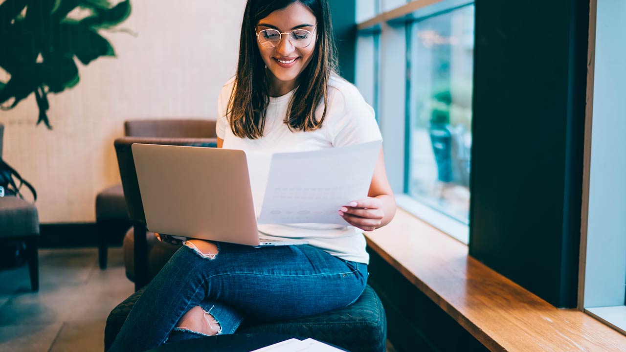 Alumna de la carrera en Finanzas y Banca Onlinerealiza su tarea con una calculadora.