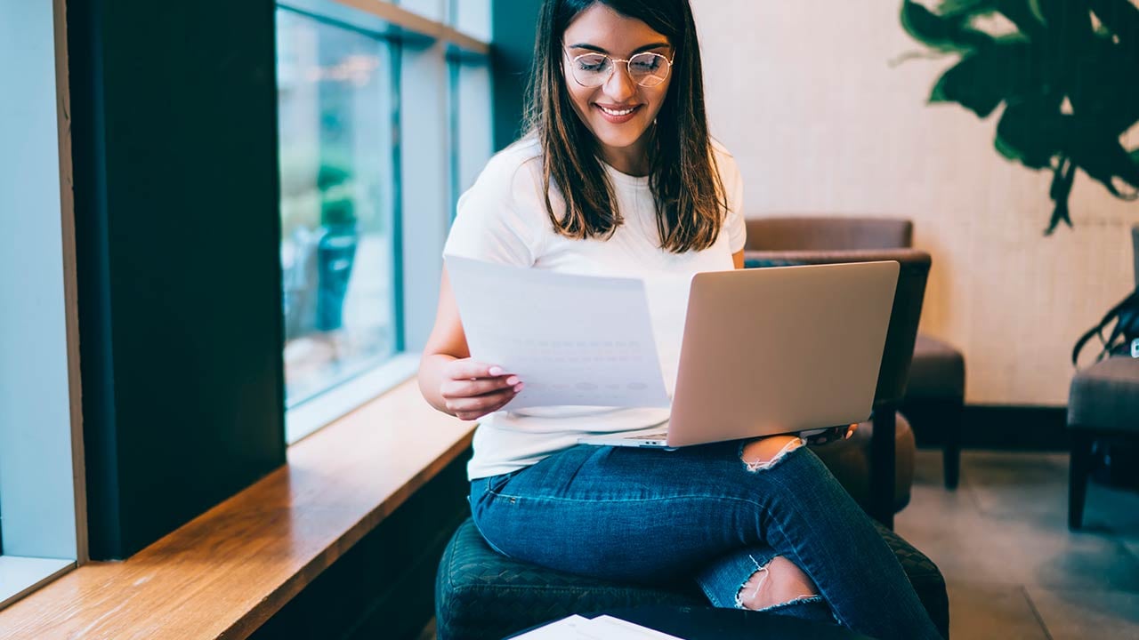 Alumna de la carrera en Finanzas y Banca Onlinerealiza su tarea con una calculadora.