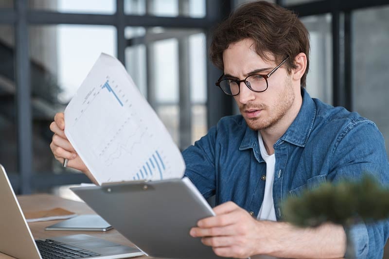 Alumno de la carrera en Finanzas y Banca online estudiando