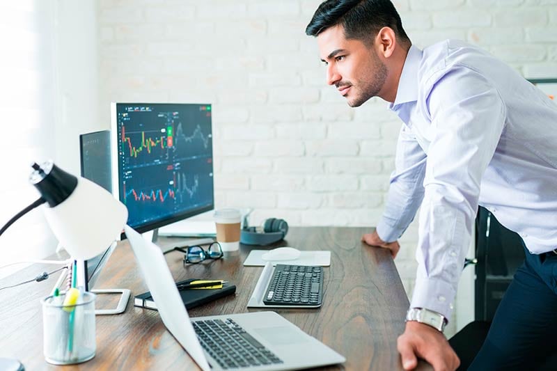 Estudiante de la licenciatura en Finanzas y Banca en línea frente a su computadora