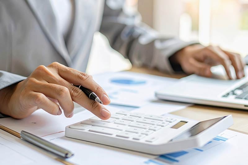 Egresado de la licenciatura de finanzas y banca online piensa mientras trabaja en sus ejercicios